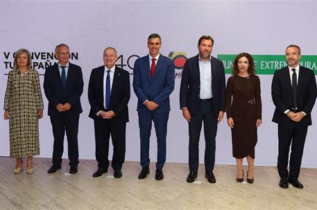 8/10/2025. Pedro Sánchez presenta la Estrategia España Turismo 2030. El ministro de Industria y Turismo, Jordi Hereu, el presidente del Gobi...