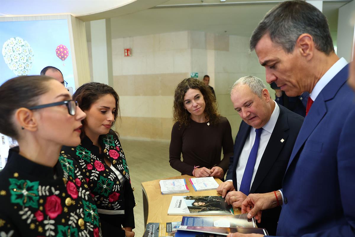 8/10/2025. Pedro Sánchez presenta la Estrategia España Turismo 2030. El presidente del Gobierno, Pedro Sánchez, conversa con los participant...