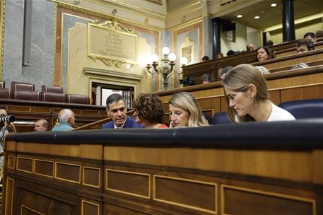 8/10/2025. Pedro Sánchez asiste a la sesión de control al Gobierno. El presidente del Gobierno, Pedro Sánchez, junto a la vicepresidenta pri...