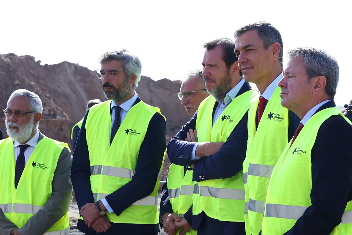 8/10/2025. Pedro Sánchez visita las obras de la prolongación de la A-58. El presidente del Gobierno, Pedro Sánchez, acompañado por el minist...