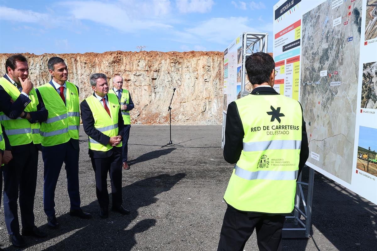 8/10/2025. Pedro Sánchez visita las obras de la prolongación de la A-58. El presidente del Gobierno, Pedro Sánchez, acompañado por el minist...