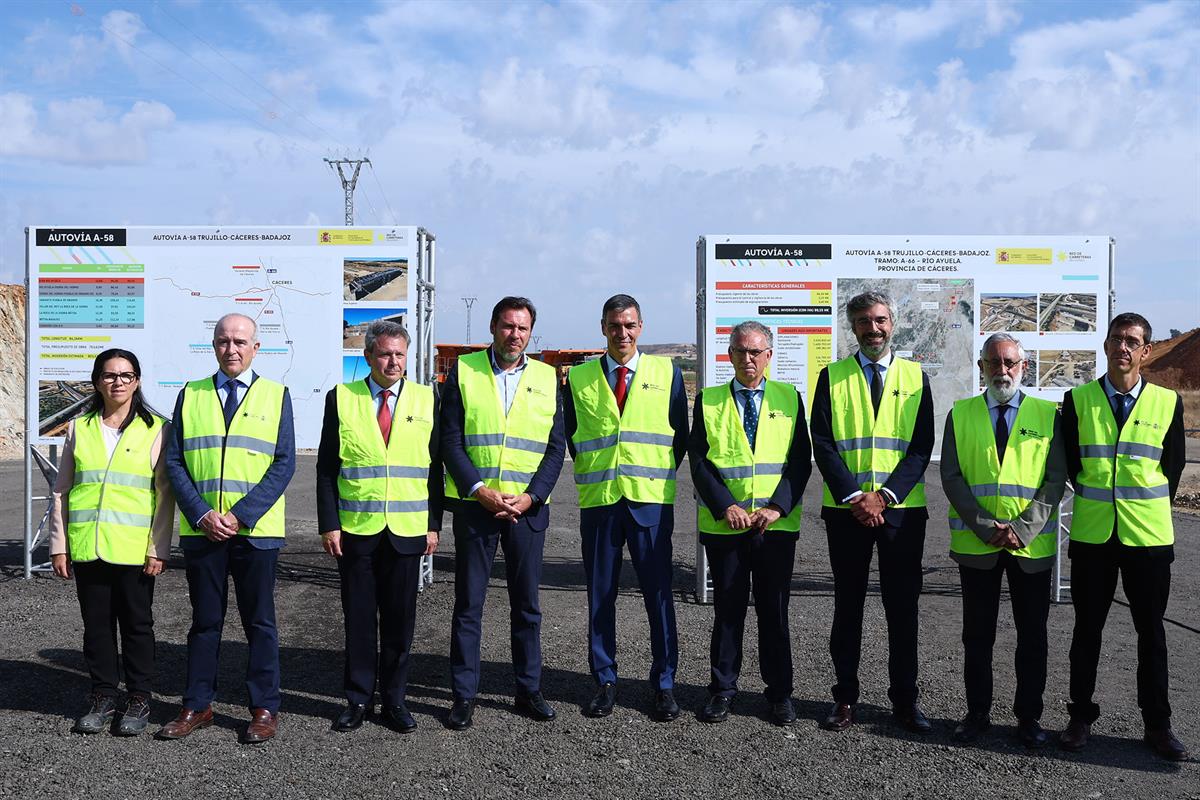 8/10/2025. Pedro Sánchez visita las obras de la prolongación de la A-58. El presidente del Gobierno, Pedro Sánchez, acompañado por el minist...