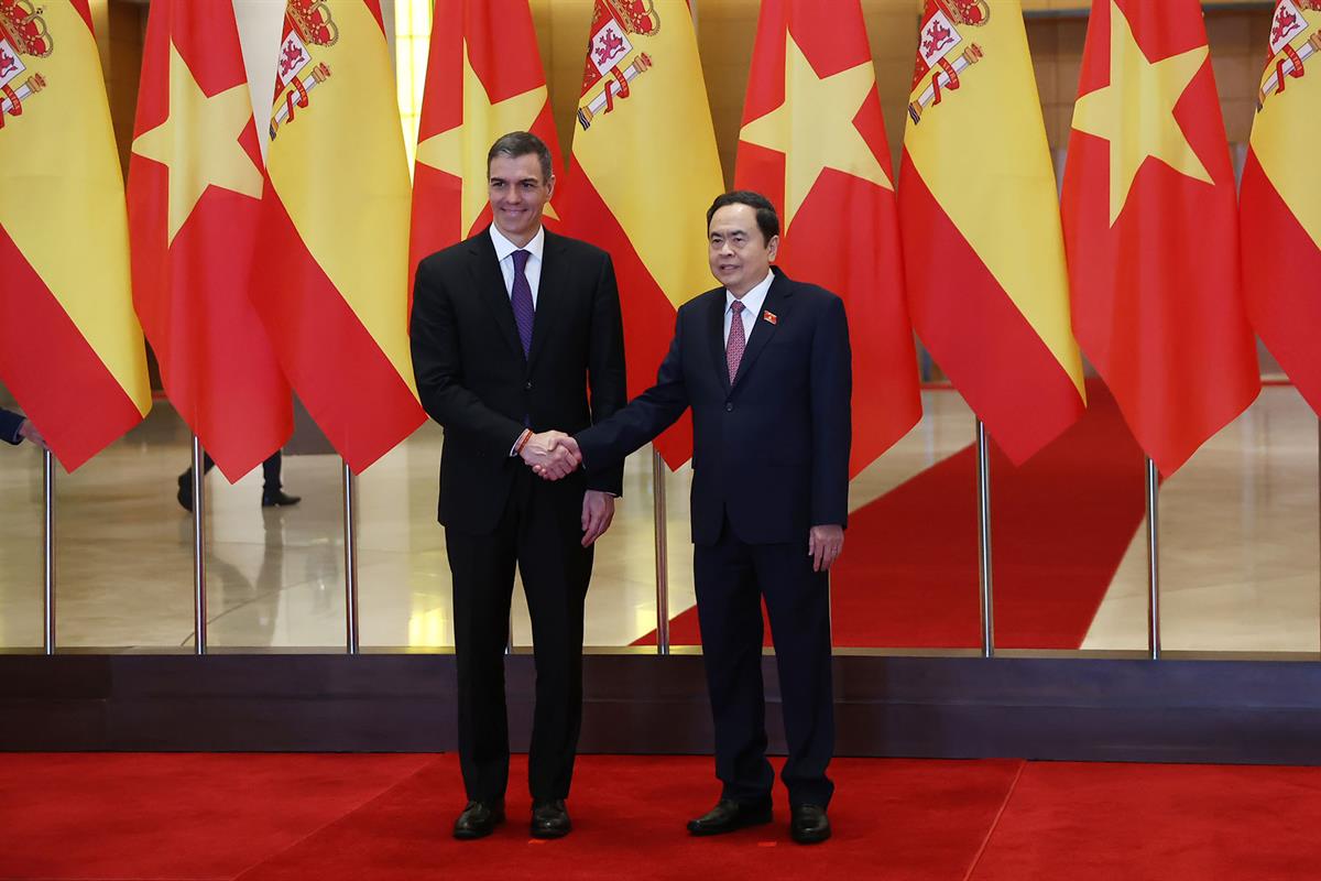 9/04/2025. Pedro Sánchez visita Vietnam. El presidente del Gobierno, Pedro Sánchez, saluda al presidente de la Asamblea Nacional de la Repúb...