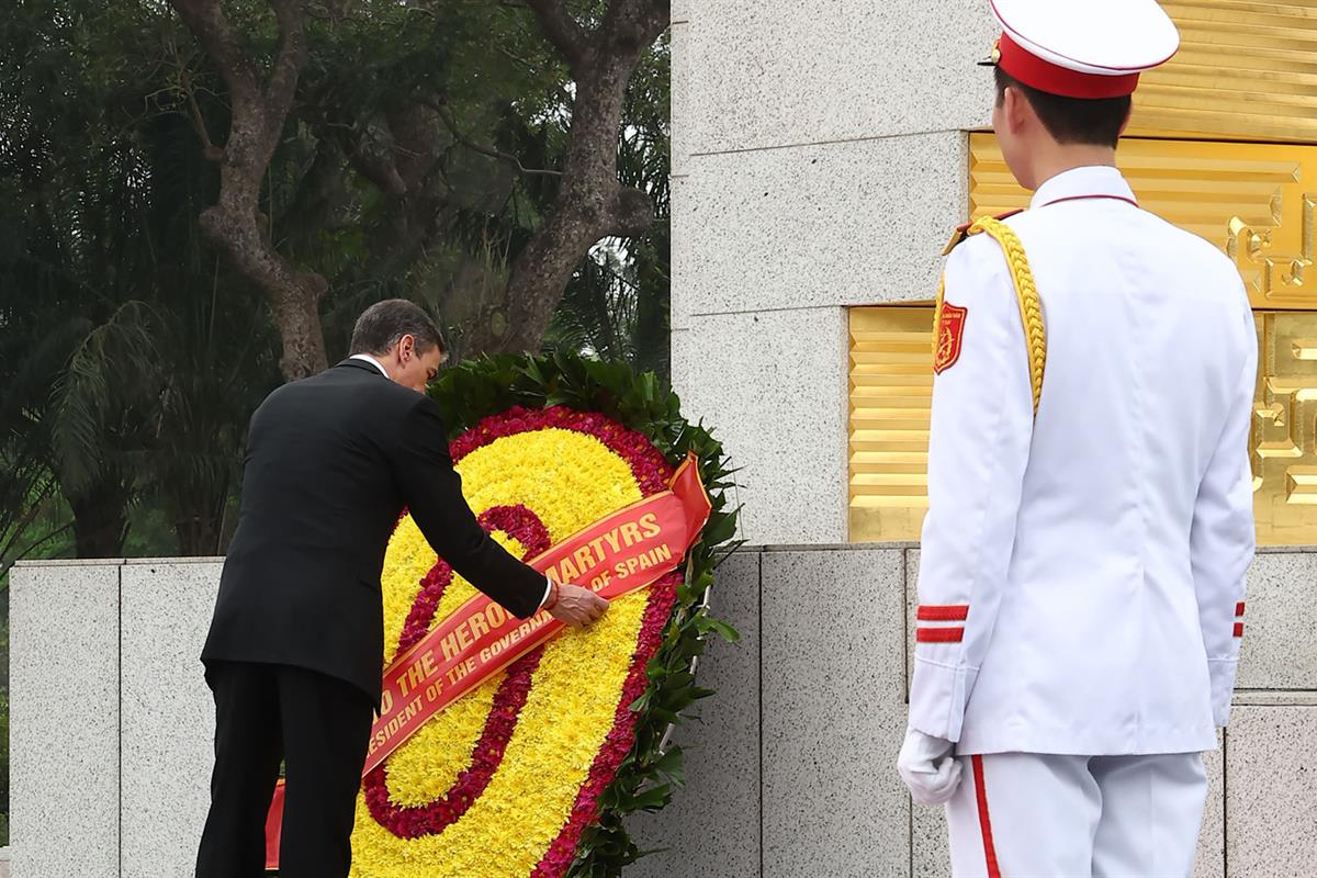 9/04/2025. Pedro Sánchez visita Vietnam. El presidente del Gobierno, Pedro Sánchez, durante la ofrenda floral en su visita al Monumento de l...