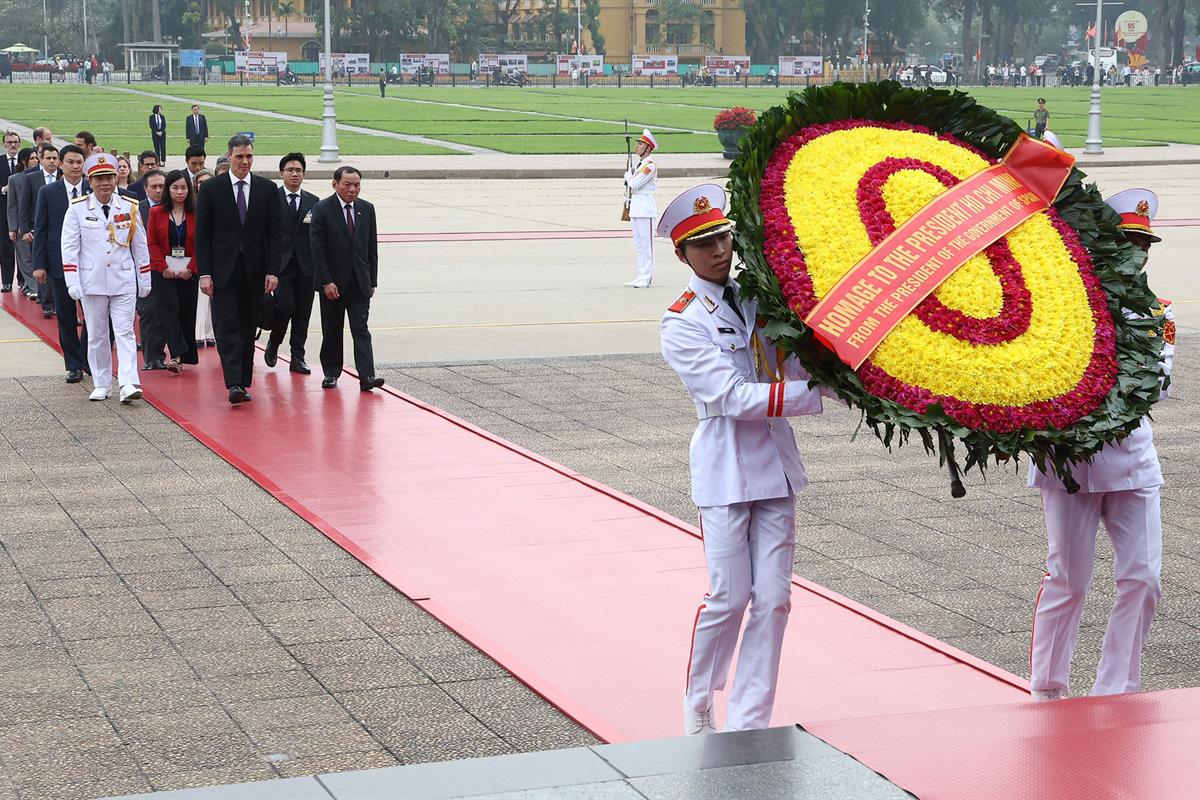 9/04/2025. Pedro Sánchez visita Vietnam. El presidente del Gobierno, Pedro Sánchez, en la visita al Mausoleo del presidente Ho Chi Minh.