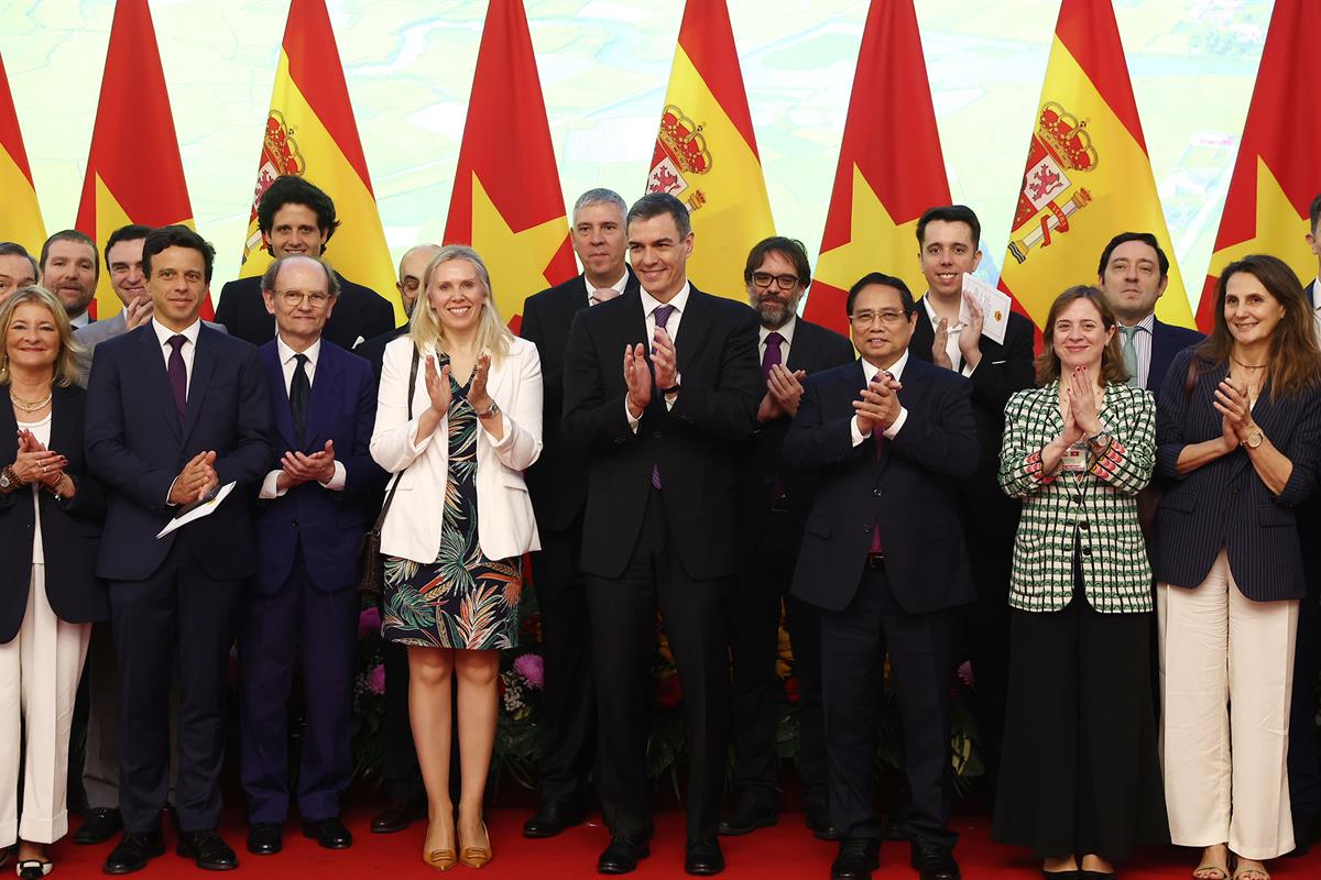 9/04/2025. Pedro Sánchez visita Vietnam. Foto de grupo durante la recepción al presidente del Gobierno, Pedro Sánchez, en el Palacio Preside...