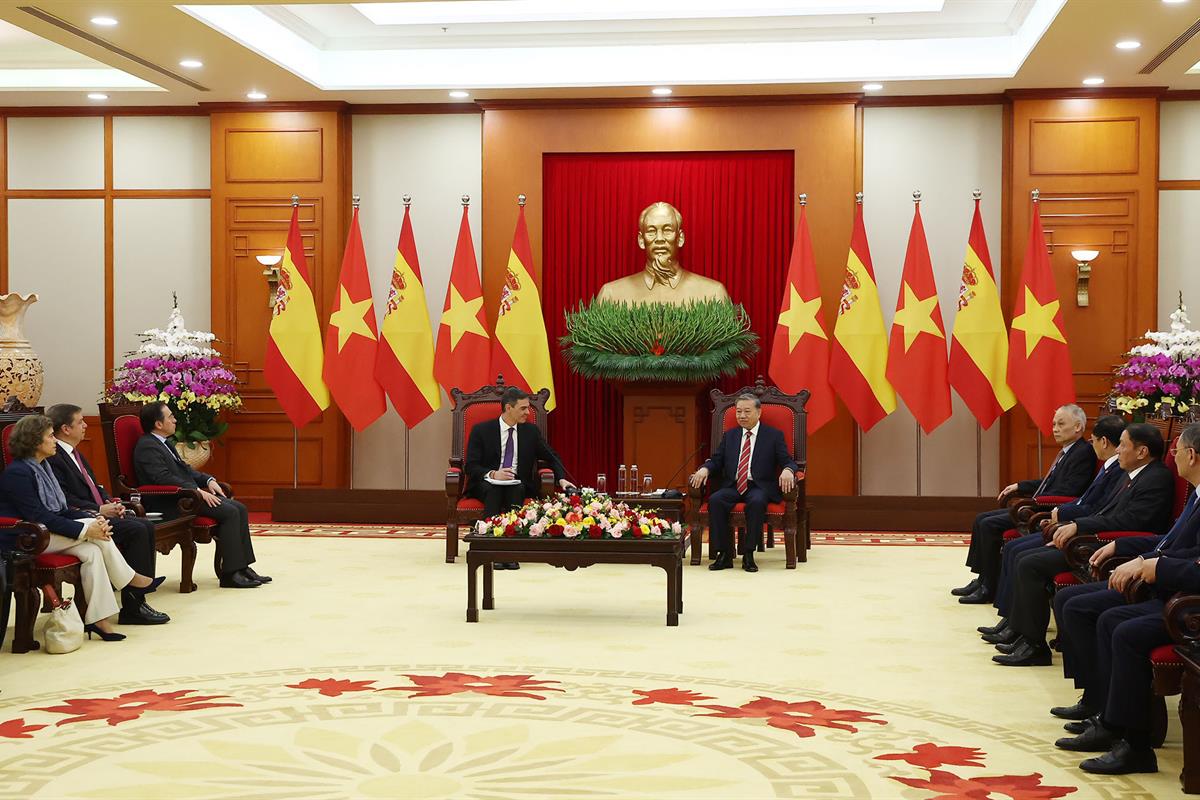 9/04/2025. Pedro Sánchez visita Vietnam. El presidente del Gobierno, Pedro Sánchez, en el encuentro con secretario general del Partido Comun...