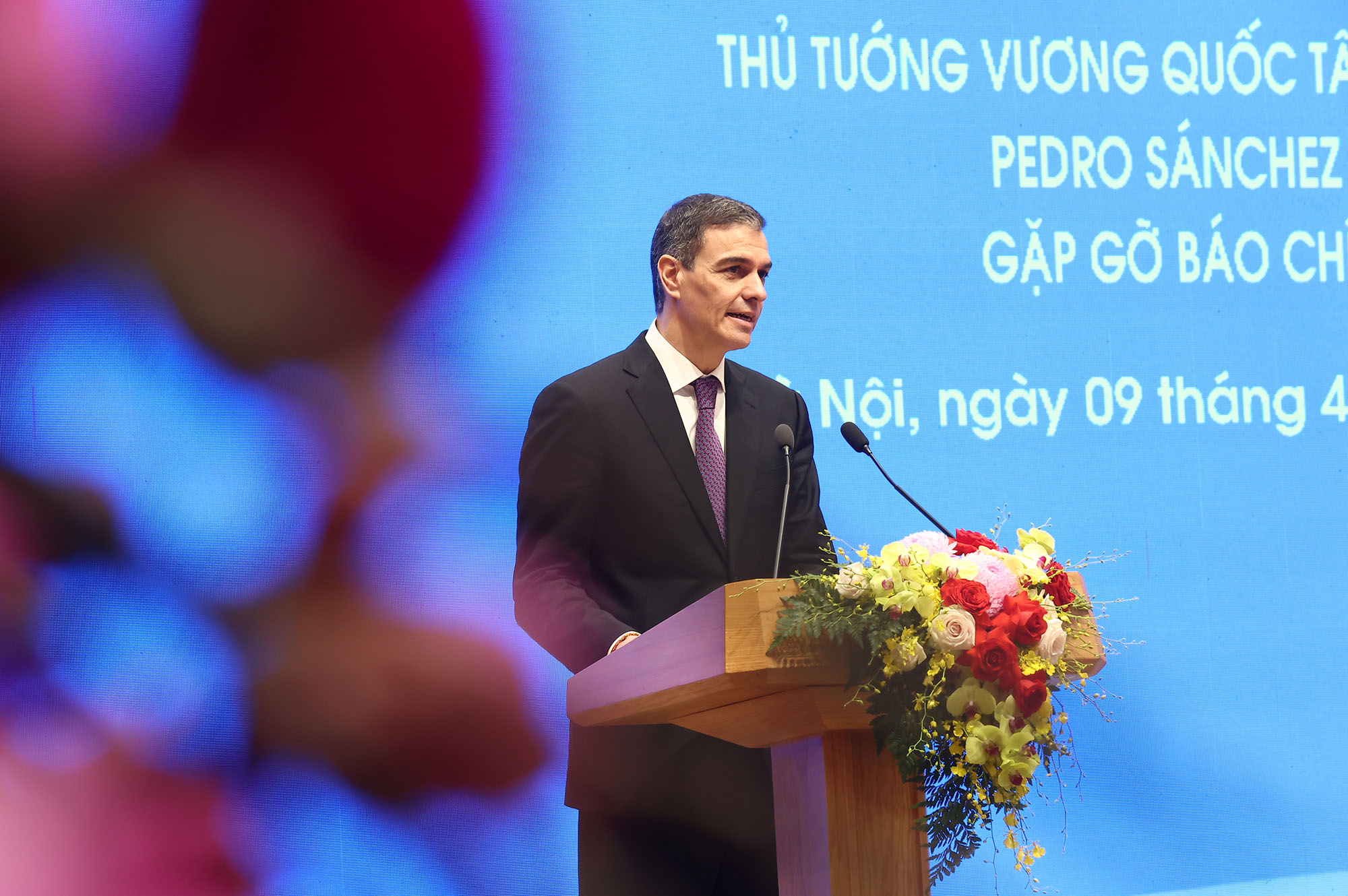9/04/2025. Pedro Sánchez visita Vietnam. El presidente del Gobierno durante su intervención.