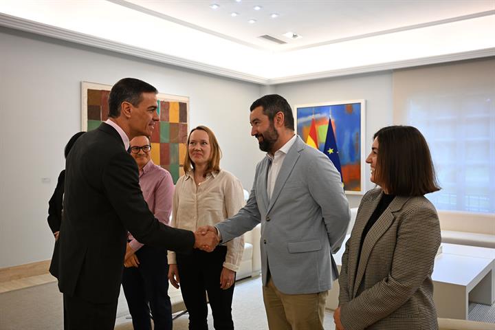 9/05/2025. Pedro Sánchez celebra el Día de Europa en un encuentro con ciudadanos. El presidente del Gobierno, Pedro Sánchez, saluda a los ci...
