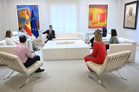 9/05/2025. Pedro Sánchez celebra el Día de Europa en un encuentro con ciudadanos. El presidente del Gobierno, Pedro Sánchez, conversa con el...