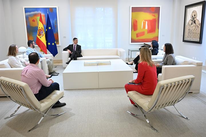9/05/2025. Pedro Sánchez celebra el Día de Europa en un encuentro con ciudadanos. El presidente del Gobierno, Pedro Sánchez, conversa con el...