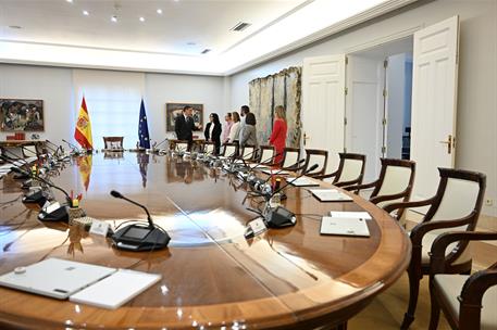9/05/2025. Pedro Sánchez celebra el Día de Europa en un encuentro con ciudadanos. El presidente del Gobierno, Pedro Sánchez, muestra a los c...