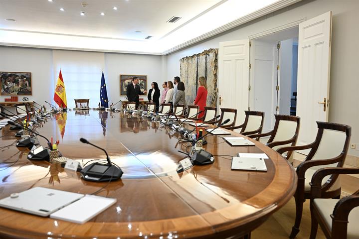 9/05/2025. Pedro Sánchez celebra el Día de Europa en un encuentro con ciudadanos. El presidente del Gobierno, Pedro Sánchez, muestra a los c...