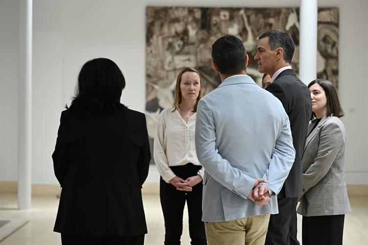 9/05/2025. Pedro Sánchez celebra el Día de Europa en un encuentro con ciudadanos. El presidente del Gobierno, Pedro Sánchez, conversa con lo...