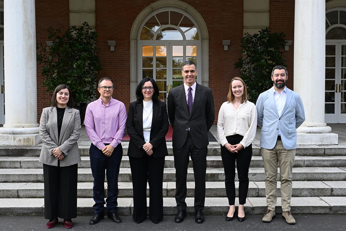9/05/2025. Pedro Sánchez celebra el Día de Europa en un encuentro con ciudadanos. Foto de familia del encuentro del presidente del Gobierno ...