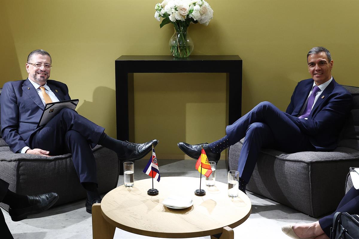El presidente del Gobierno, Pedro Sánchez, y el presidente de Costa Rica, Rodrigo Chaves, durante su encuentro bilateral