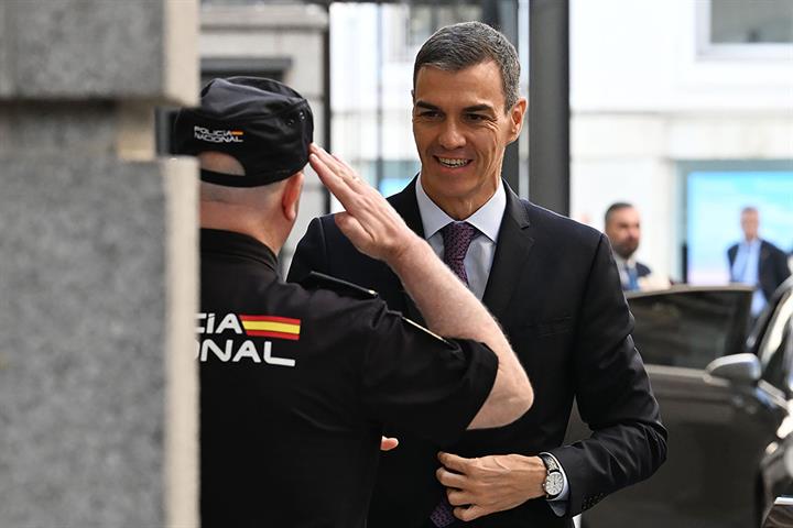 9/07/2025. Pedro Sánchez comparece en la sesión extraordinaria del Pleno. El presidente del Gobierno, Pedro Sánchez, recibe el saludo de un ...