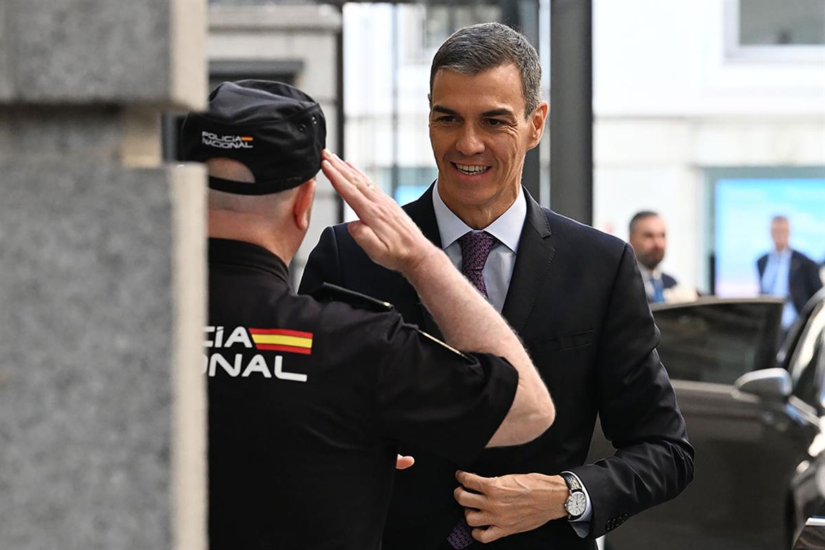 9/07/2025. Pedro Sánchez comparece en la sesión extraordinaria del Pleno. El presidente del Gobierno, Pedro Sánchez, recibe el saludo de un ...