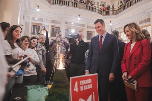 10/02/2025. Pedro Sánchez visits the II Fair of Girls and Women in Science. The President of the Government of Spain, Pedro Sánchez, togethe...