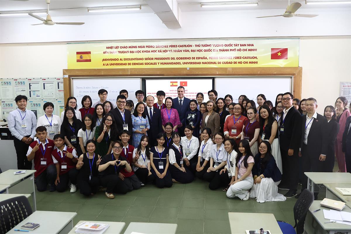 10/04/2025. Pedro Sánchez visita Vietnam. El presidente del Gobierno, Pedro Sánchez, con los estudiantes de español de la Universidad Nacion...