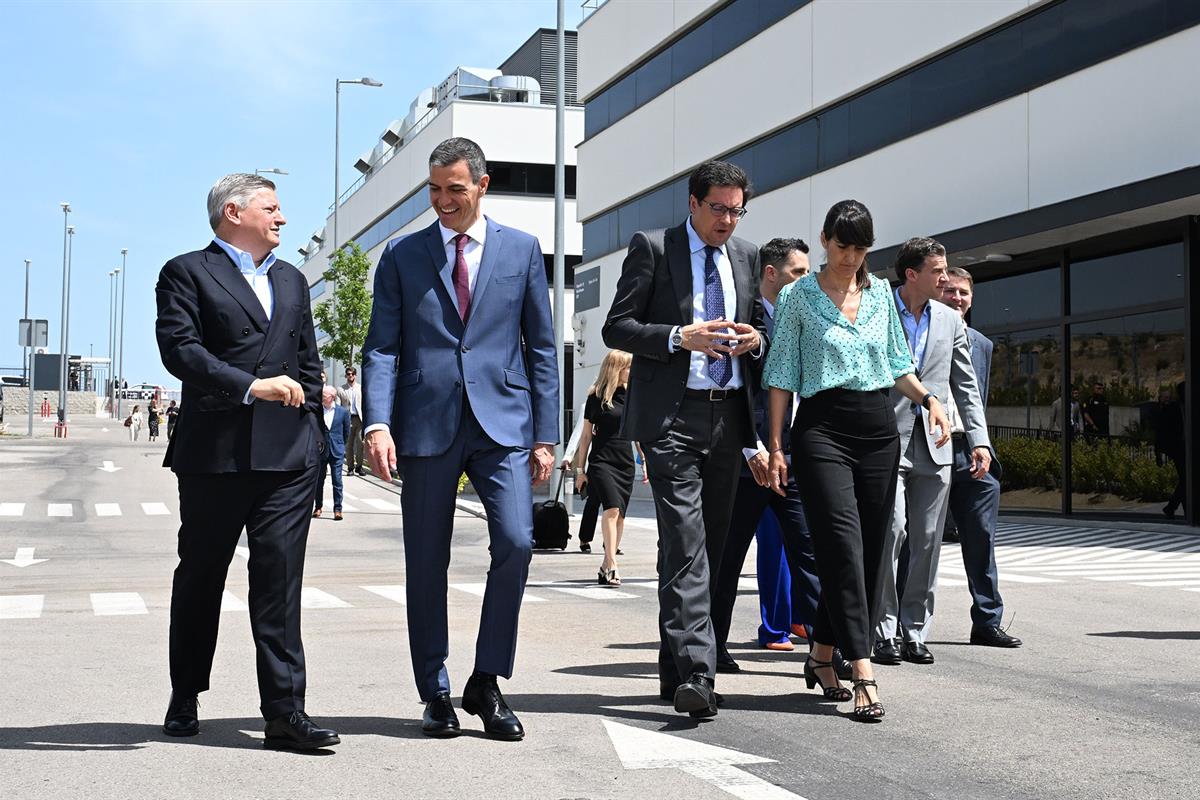 10/06/2025. Pedro Sánchez visita las instalaciones de Netflix España. El presidente del Gobierno, Pedro Sánchez, durante su visita, junto al...