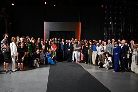 10/06/2025. Pedro Sánchez visita las instalaciones de Netflix España. Foto de familia del presidente del Gobierno, Pedro Sánchez, durante la...