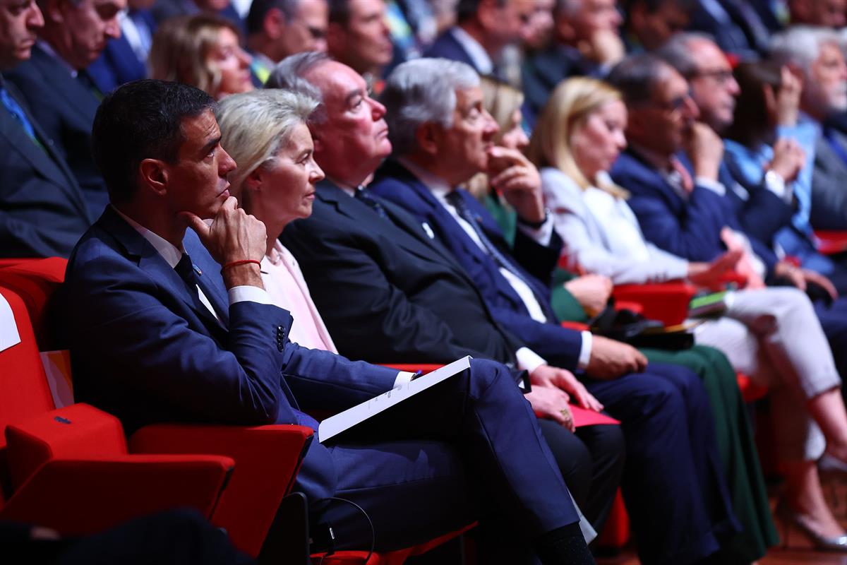 10/07/2025. Pedro Sánchez participa en la Conferencia para la Reconstrucción de Ucrania. El presidente del Gobierno, Pedro Sánchez, y la pre...