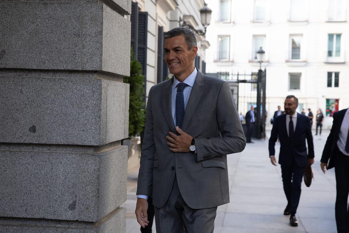 10/09/2025. Pedro Sánchez asiste a la sesión de control al Gobierno. El presidente del Gobierno, Pedro Sánchez, a su llegada al Congreso de ...