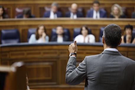 10/09/2025. Pedro Sánchez asiste a la sesión de control al Gobierno. El presidente del Gobierno, Pedro Sánchez, se dirige al hemiciclo duran...