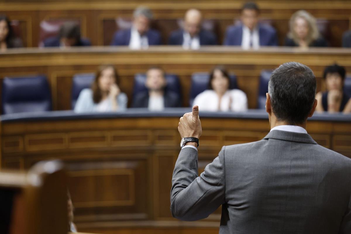 10/09/2025. Pedro Sánchez asiste a la sesión de control al Gobierno. El presidente del Gobierno, Pedro Sánchez, se dirige al hemiciclo duran...