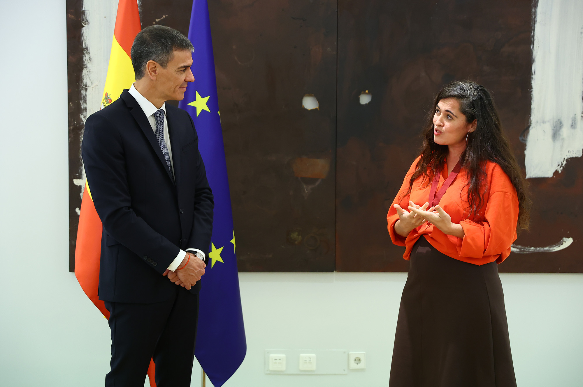 La Moncloa. 10/12/2025. Pedro Sánchez entrega la Encomienda con Placa de la  Orden Civil de Alfonso X el Sabio a Silvia Pérez Cruz [Vídeos/Presidente]