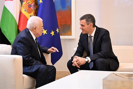 10/12/2025. Pedro Sánchez mantiene un encuentro con el presidente de Palestina, Mahmoud Abbas. El presidente del Gobierno, Pedro Sánchez, y ...