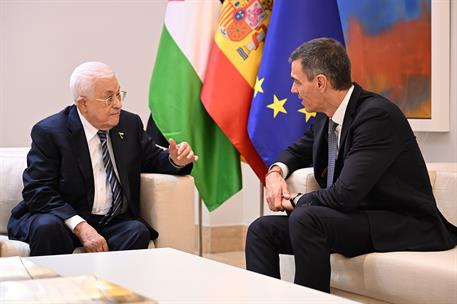 10/12/2025. Pedro Sánchez mantiene un encuentro con el presidente de Palestina, Mahmoud Abbas. El presidente del Gobierno, Pedro Sánchez, y ...