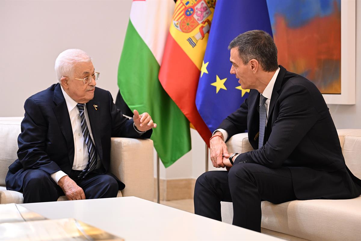10/12/2025. Pedro Sánchez mantiene un encuentro con el presidente de Palestina, Mahmoud Abbas. El presidente del Gobierno, Pedro Sánchez, y ...