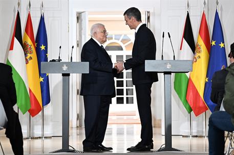 10/12/2025. Pedro Sánchez mantiene un encuentro con el presidente de Palestina, Mahmoud Abbas. El presidente del Gobierno, Pedro Sánchez, y ...