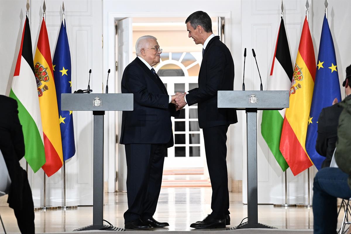 10/12/2025. Pedro Sánchez mantiene un encuentro con el presidente de Palestina, Mahmoud Abbas. El presidente del Gobierno, Pedro Sánchez, y ...
