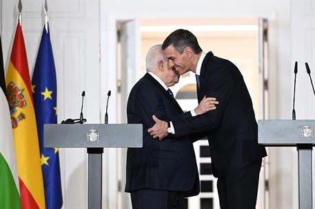 10/12/2025. Pedro Sánchez mantiene un encuentro con el presidente de Palestina, Mahmoud Abbas. El presidente del Gobierno, Pedro Sánchez, y ...