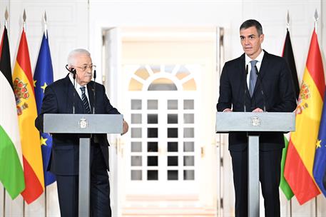 10/12/2025. Pedro Sánchez mantiene un encuentro con el presidente de Palestina, Mahmoud Abbas. El presidente del Gobierno, Pedro Sánchez, y ...