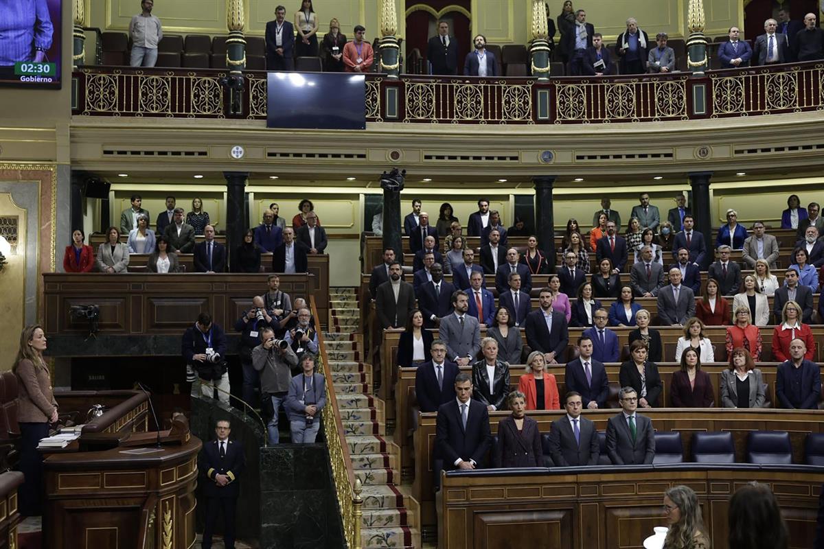 10/12/2025. Pedro Sánchez asiste a la sesión de control al Gobierno. El Pleno del Congreso guarda un minuto de silencio en memoria de la últ...