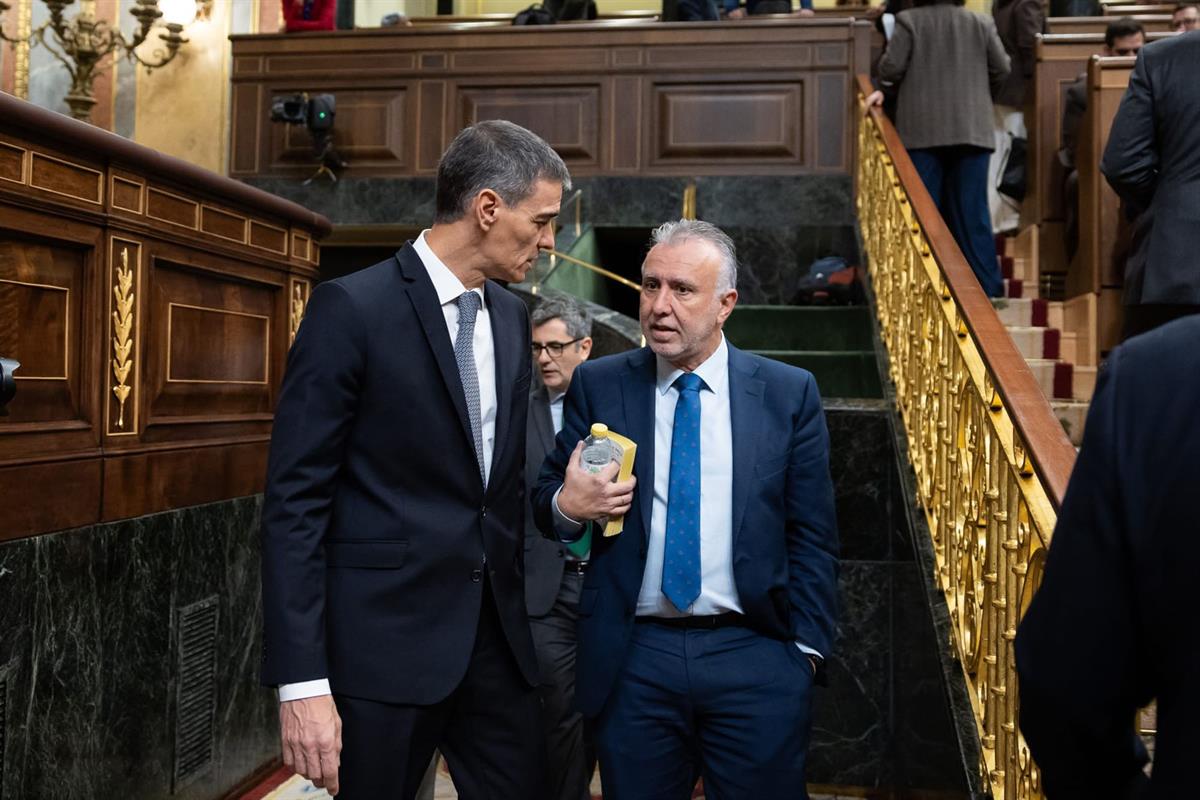 10/12/2025. Pedro Sánchez asiste a la sesión de control al Gobierno. El presidente del Gobierno, Pedro Sánchez, junto al ministro de Polític...