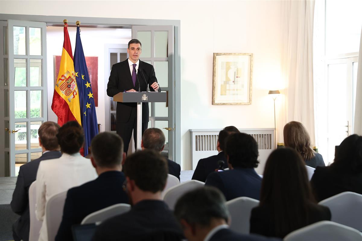 11/04/2025. Pedro Sánchez visita China. El presidente del Gobierno, Pedro Sánchez, atiende a los medios de comunicación en su comparecencia ...