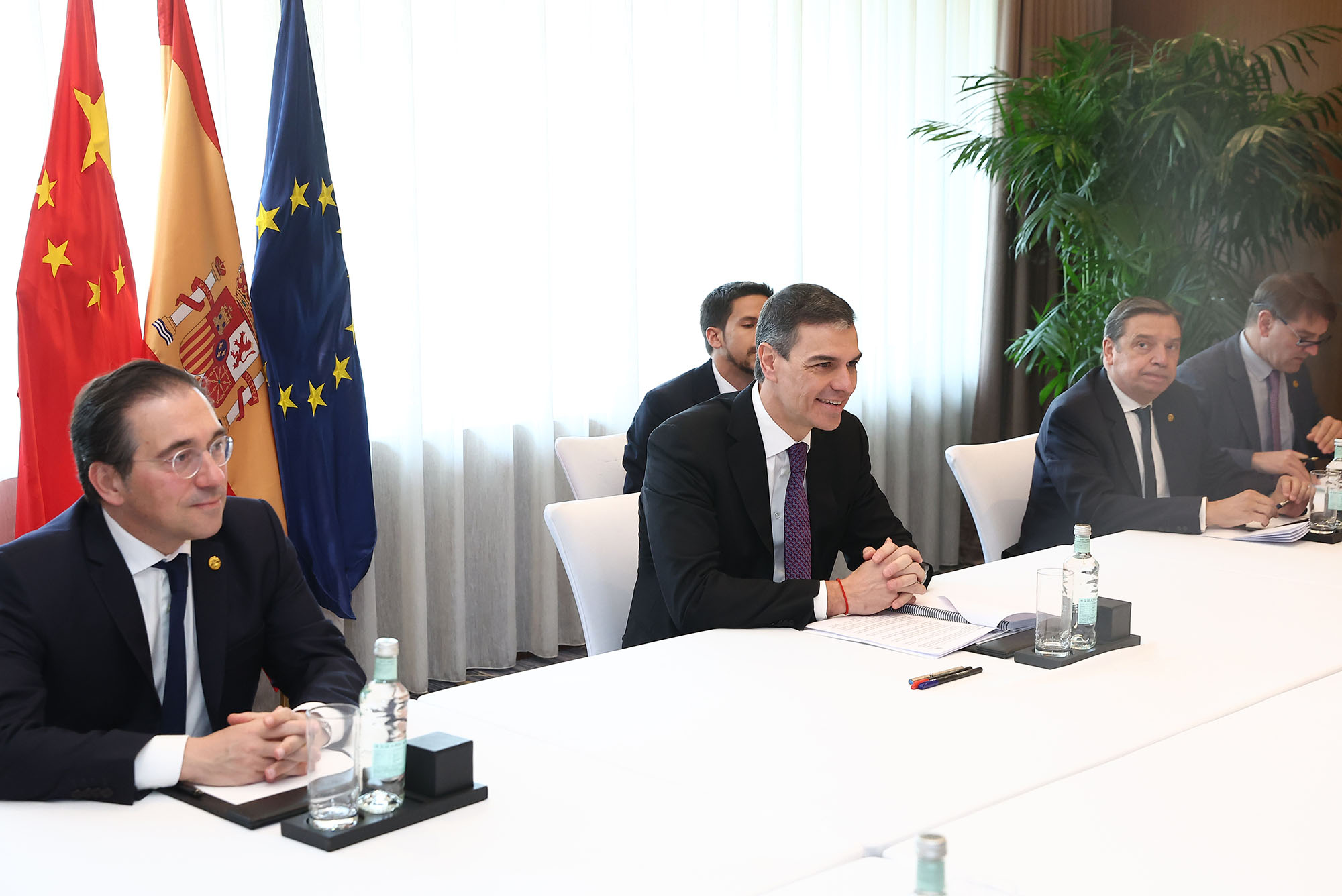 11/04/2025. Pedro Sánchez visita China. El presidente del Gobierno, Pedro Sánchez, acompañado por los ministros de Asuntos Exteriores y Agri...