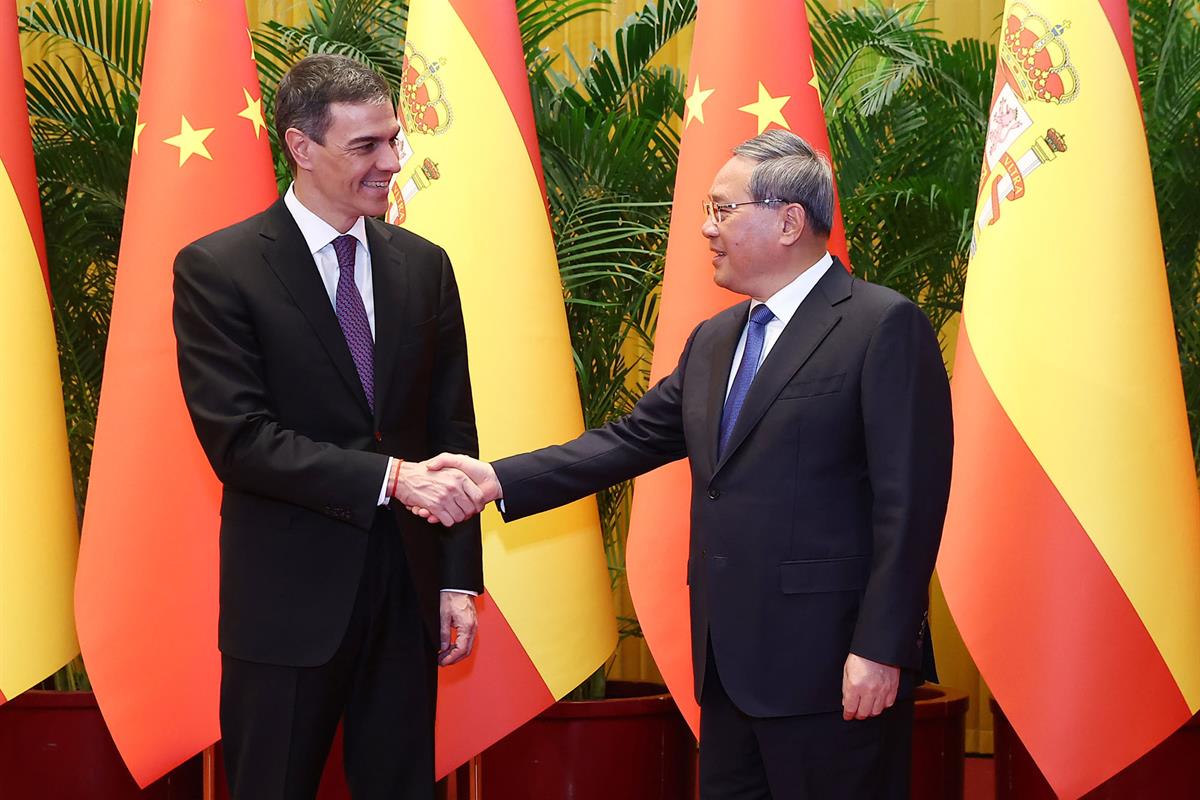11/04/2025. Pedro Sánchez visita China. El presidente del Gobierno, Pedro Sánchez, saluda al primer ministro de la República Popular China, Li Qiang.