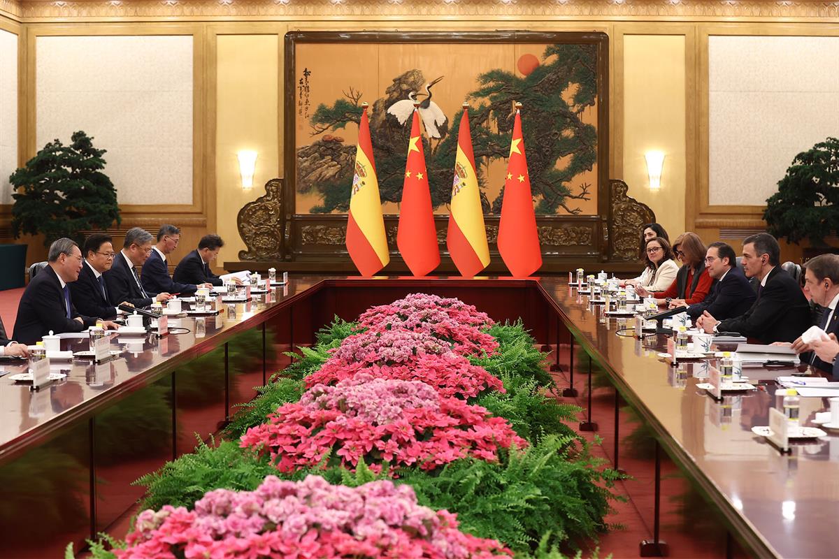 11/04/2025. Pedro Sánchez visita China. El presidente del Gobierno, Pedro Sánchez, en la reunión con el primer ministro de la República Popu...
