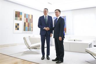 El presidente del Gobierno, Pedro Sánchez, y el vicepresidente de la República Popular de China, Han Zheng, se saludan 