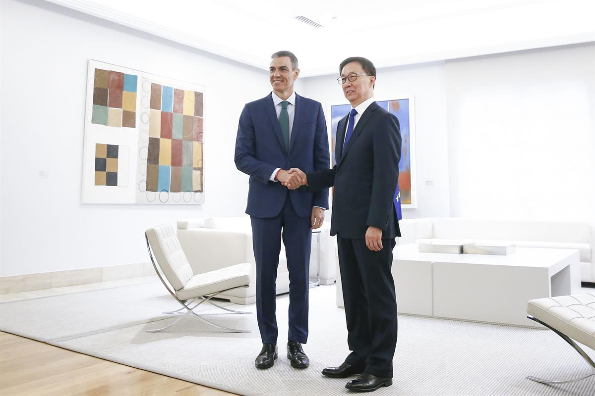 11/06/2025. El presidente recibe al vicepresidente de China. El presidente del Gobierno, Pedro Sánchez, y el vicepresidente de la República ...