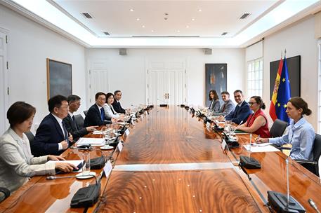 11/06/2025. El presidente recibe al vicepresidente de China. El presidente del Gobierno, Pedro S&#225;nchez, y el vicepresidente de la Rep&#250;blica ...