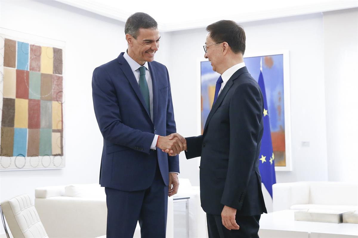 11/06/2025. El presidente recibe al vicepresidente de China. El presidente del Gobierno, Pedro Sánchez, y el vicepresidente de la República ...