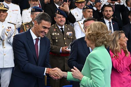 11/09/2025. Pedro Sánchez asiste a la botadura de la fragata F111 Bonifaz. El presidente del Gobierno, Pedro Sánchez, saluda a Su Majestad l...