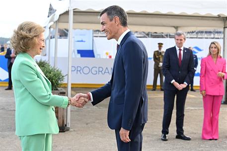 11/09/2025. Pedro Sánchez asiste a la botadura de la fragata F111 Bonifaz. El presidente del Gobierno, Pedro Sánchez, saluda a Su Majestad l...